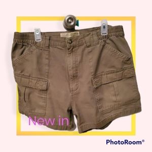 Men's Cabelas tan cargo shorts size 40